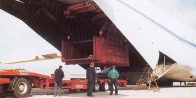 Transport eines Divertergehäuses mit einer Antonov AN 124.